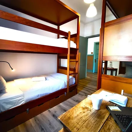 Ey Lisbon Guesthouse Хостел *