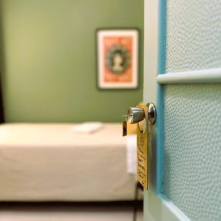 Ey Lisbon Guesthouse * Лиссабон